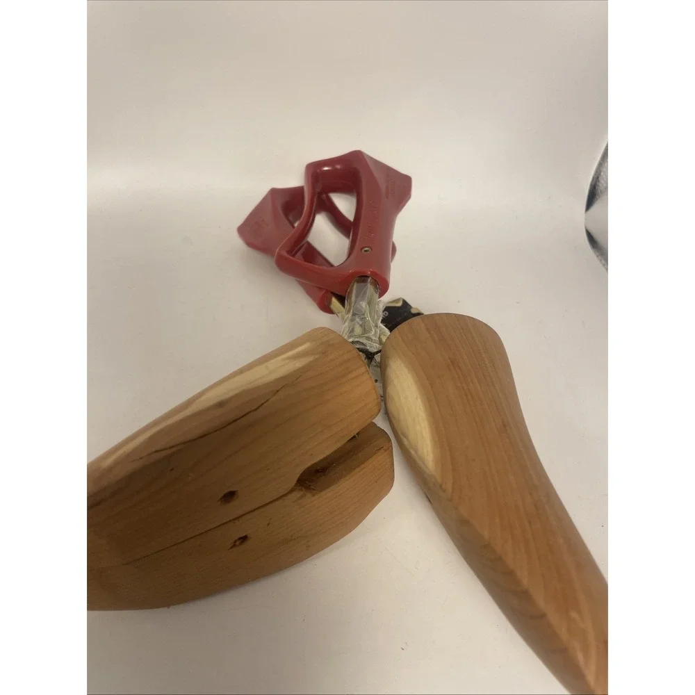 Vintage‎ Florsheim Cedar Wood Shoe Tree Red Handle Plastic Rochester Tag VTG